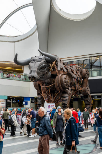 버밍엄 뉴 스트리트 (birmingham new street) 기차역의 기계 황소 오지 (ozzy the mechanical bull) - commonwealth of nations 뉴스 사진 이미지