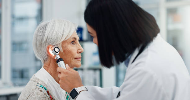 Senior woman, doctor and otoscope for ear, hearing test and exam, audio check or consultation for healthcare. Ent, otolaryngology and medical professional with elderly person for wellness in hospital mujer mayor, médico y otoscopio para oído, prueba y examen de audición, verificación de audio o consulta para atención médica. otorrinolaringología, otorrinolaringología y profesional médico con persona mayor para el bienestar en el hospital