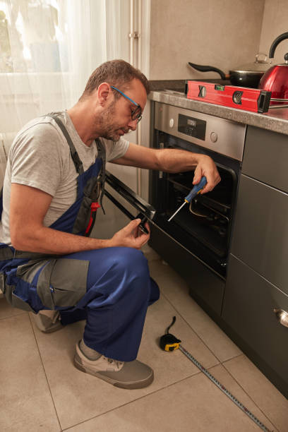 istock Handyman fixing oven in a kitchen. 1633933968