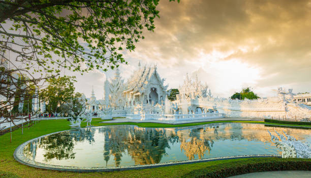 wat rong khun (weißer tempel) ist eines der wahrzeichen der provinz chiang rai, thailand, weißer tempel chiang rai während des sonnenuntergangs, abendansicht des wat rong khun oder weißen tempels, wahrzeichen in chiang rai, thailand - rong river khun wat thailand stock-fotos und bilder