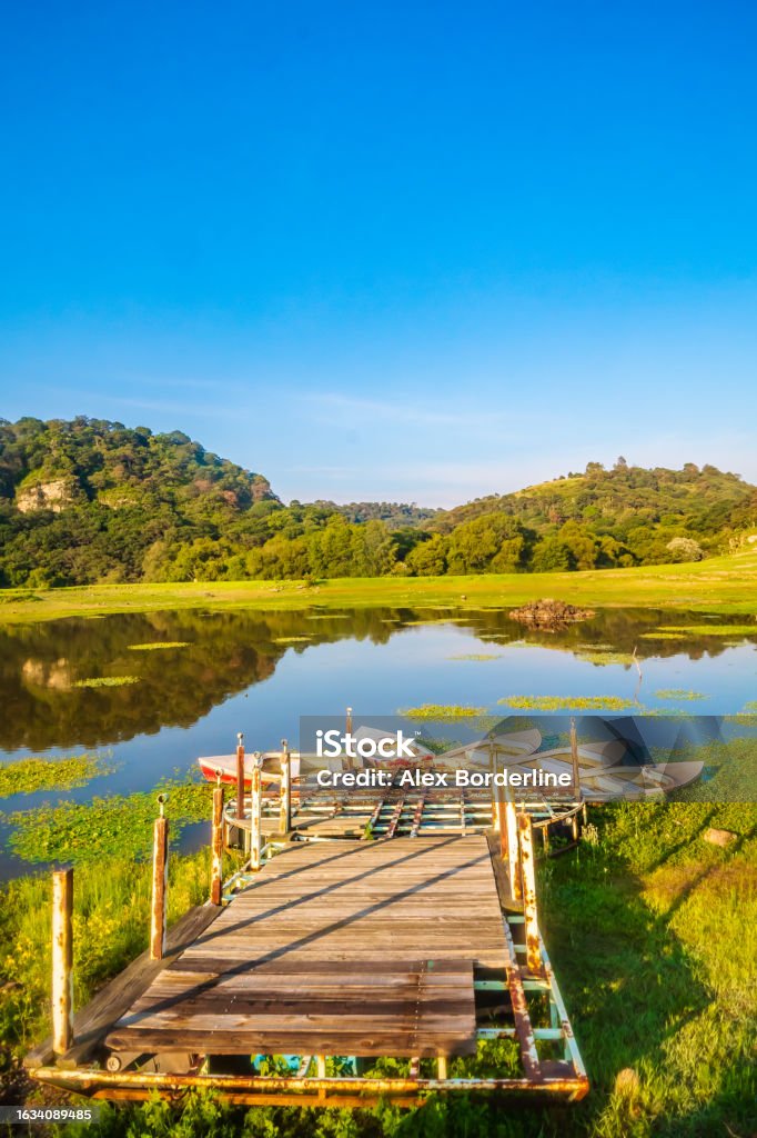 メキシコのテポツォトラン州のアルコスデルシティオにあるドックとボートのある湖 カラー画像のストックフォトや画像を多数ご用意 カラー画像