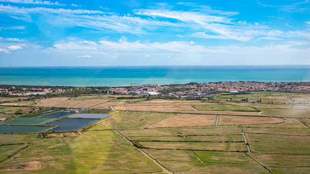 côte vendéenne vue d'avion la tranche les sables saint gilles - vendee stock-fotos und bilder