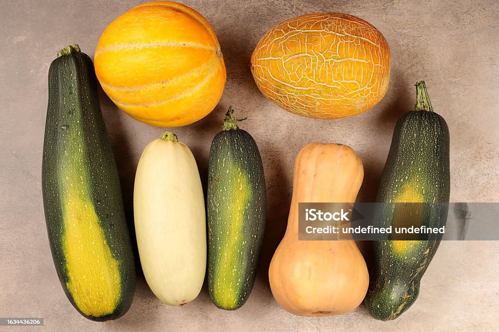 오래된 배경에 호박과 호박의 다양한 품종 가을 수확의 개념 줄무늬 농업에서 재배를위한 흰색과 황금 호박 가을에 대한 스톡 사진 ...
