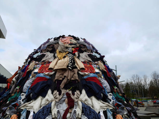 廃棄物の山 大きな汚染の山 ファッション産業 自然の中のゴミ ランドス ケープ ゴミ 布のゴミの山 産業汚染 意識 地球規模の汚染の背景