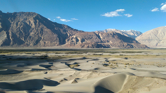 Vista de las dunas de arena y la cordillera en el valle de Nubra en Ladakh, India. photo