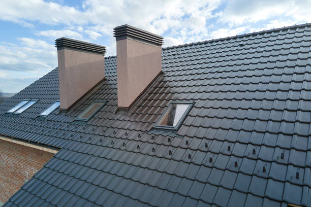 zbliżenie okien poddasza i ceglanych kominów na dachu domu pokrytych gontem ceramicznym. pokrycie budynków kafelkami - chimney flashing zdjęcia i obrazy z banku zdjęć