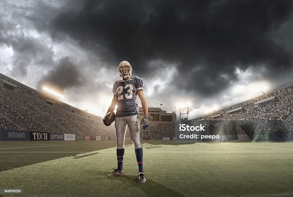 Um Jogador de futebol americano no campo durante uma tempestade - Royalty-free Campo de Futebol Americano Foto de stock