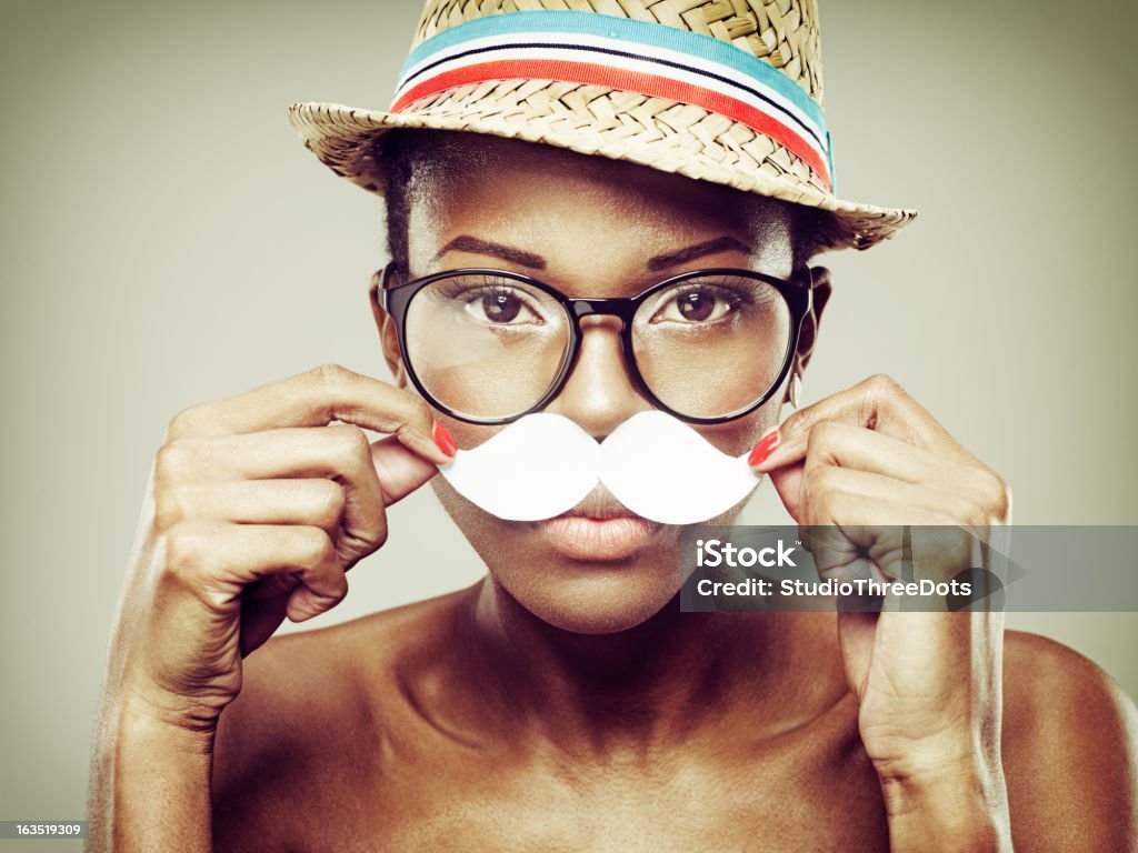 Séduisante jeune femme africaine avec Moustache de papier - Photo de Chapeau libre de droits