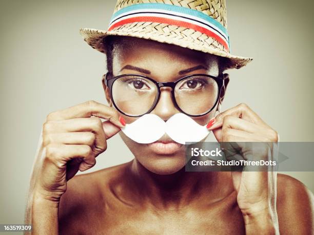 Attraente Giovane Donna Africana Con Carta Baffi - Fotografie stock e altre immagini di Baffo - Peluria del viso - Baffo - Peluria del viso, Cappello, Donne