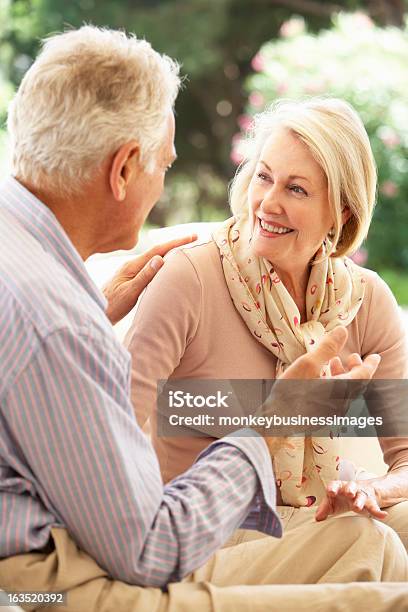 Foto de Retrato De Casal Sênior Relaxando No Sofá e mais fotos de stock de 60 Anos - 60 Anos, 70 anos, Adulto