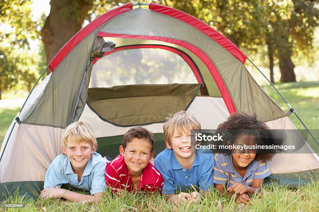 Gruppo di ragazzi che si diverte In tenda - Foto stock royalty-free di Bambino