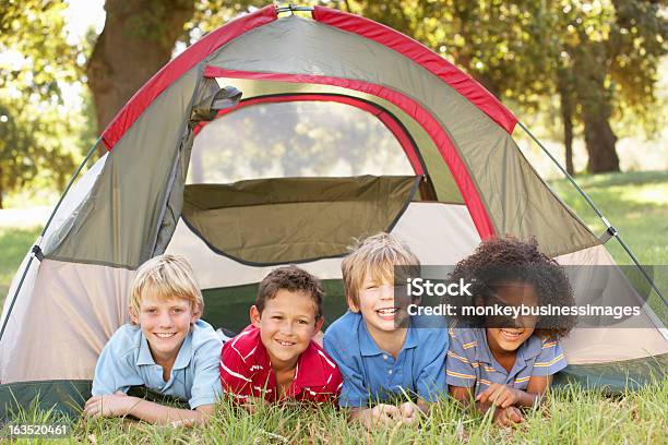 Gruppo Di Ragazzi Che Si Diverte In Tenda - Fotografie stock e altre immagini di Bambino - Bambino, Campeggiare, Afro-americano