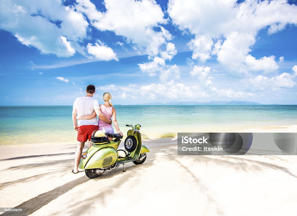커플입니다 해변, 복고풍 자전거 - 로열티 프리 2명 스톡 사진