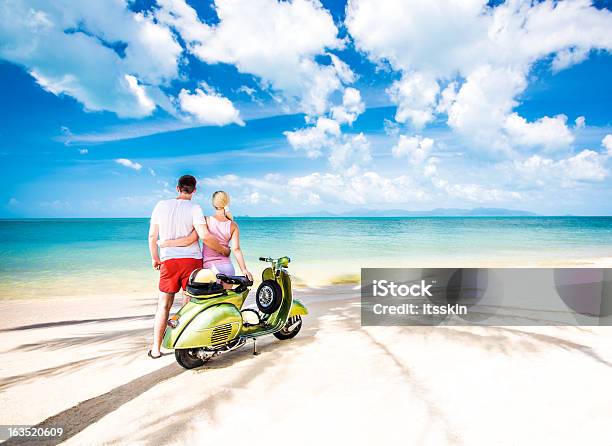 커플입니다 해변 복고풍 자전거 2명에 대한 스톡 사진 및 기타 이미지 - 2명, 가장자리, 고요한 장면