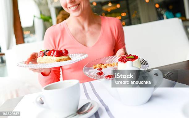 Photo libre de droit de Femme Choisir Dessert banque d'images et plus d'images libres de droit de Cuisine française - Cuisine française, Femmes d'âge mûr, 40-44 ans