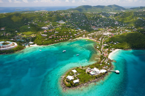 filmagem aérea de coki ponto em st.thomas, ilhas virgens americanas - st thomas above high angle view coki beach imagens e fotografias de stock