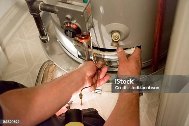 Foto de Homem Brilha Lanterna Aquecedor Para Quente Água e mais fotos de stock de Caldeira - Equipamento industrial - Caldeira - Equipamento industrial, Consertar, Quebrado