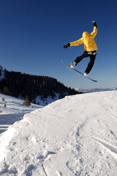 winter sport, snowboarden - snowboard extreme sports speed motion stock-fotos und bilder