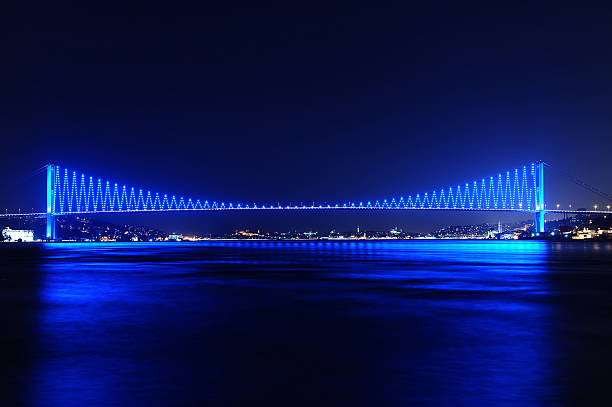 lichter der stadt und brücke in istanbul, türkei - blue bridge stock-fotos und bilder