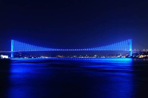 Luces de la ciudad y al puente de Estambul, Turquía photo