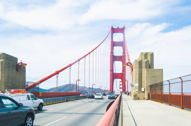 сан-франциско, калифорния, сша - 2015, 1 июля: мост золотые ворота с легковыми, грузовыми автомобилями, автобусами, пешеходами и велосипедистам� - san francisco bay area фотографии стоковые фото и изображения