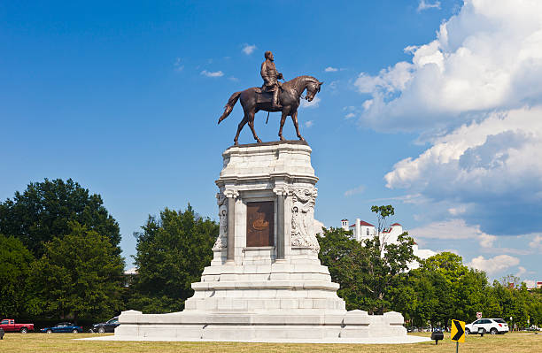 Robert E. Lee Monument In Richmond, Virginia The Robert E. Lee Monument On Monument Avenue In Richmond, Virginia Was Unveiled In 1890 To Commemorate The Confederate General. Robert E. Lee Lived From 1807 Until 1870. the general lee stock pictures, royalty-free photos & images