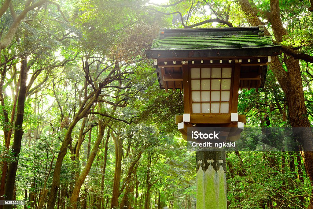 Japonaise traditionnelle de lanterne de Pierre - Photo de Arbre libre de droits