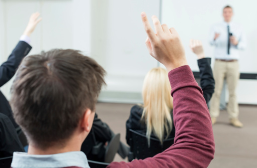 Empresario elevar su mano en una reunión a formular la pregunta photo