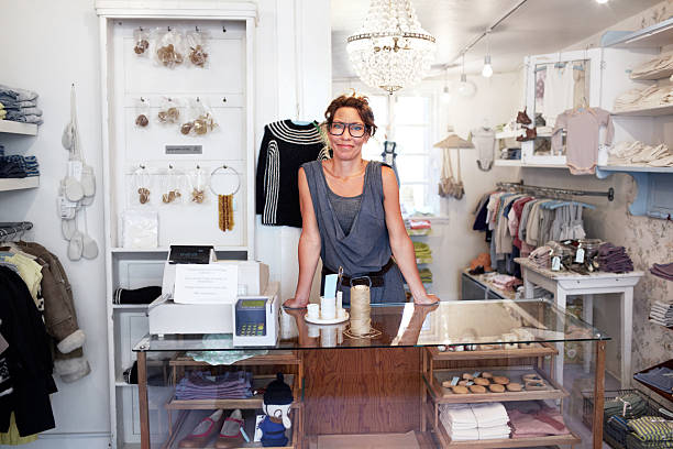 彼女の自宅で自分の職場 - owner boutique store retail ストックフォトと画像