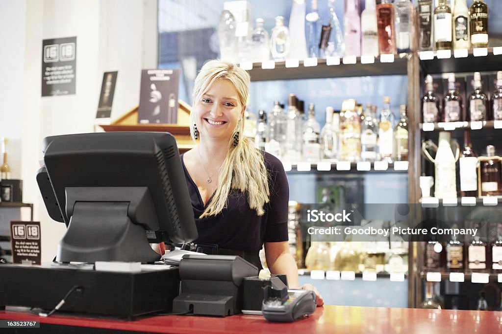 Service mit einem Lächeln - Lizenzfrei Aushilfsverkäufer Stock-Foto