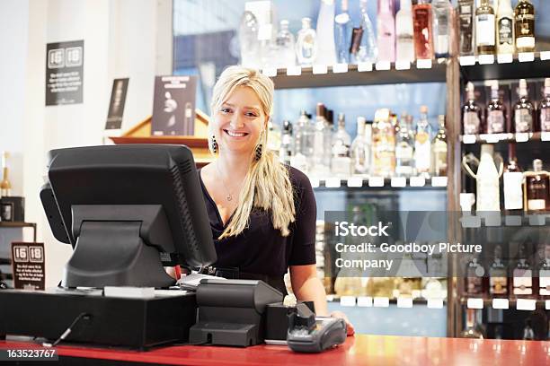 Service Mit Einem Lächeln Stockfoto und mehr Bilder von Aushilfsverkäufer - Aushilfsverkäufer, Flasche, Küche