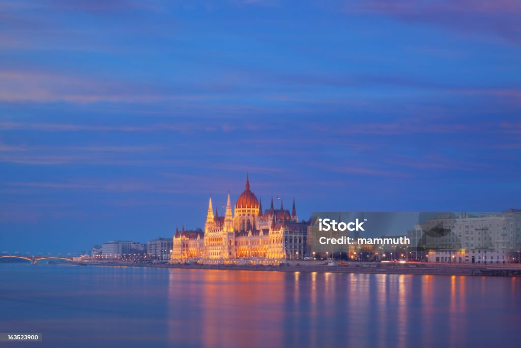 El parlamento húngaro al atardecer - Foto de stock de Agua libre de derechos