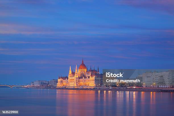 El Parlamento Húngaro Al Atardecer Foto de stock y más banco de imágenes de Agua - Agua, Aire libre, Anochecer