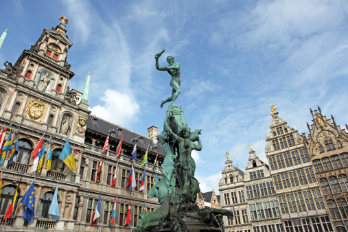 Estatua de Brabo y City Hall de Antwerp Bélgica photo