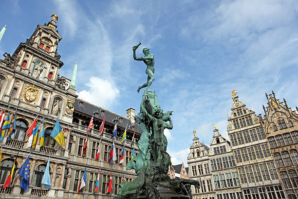 statua di brabo e municipio della città di anversa, belgio - belgio foto e immagini stock
