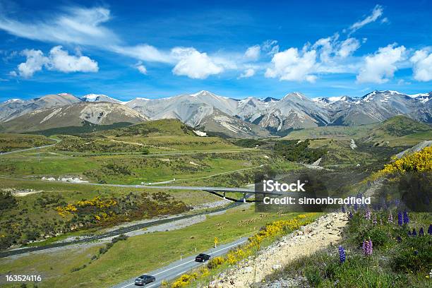 Driving Der Neuseeländische Alpen Stockfoto und mehr Bilder von Nationalpark Arthur's Pass - Nationalpark Arthur's Pass, Neuseeland, Anhöhe
