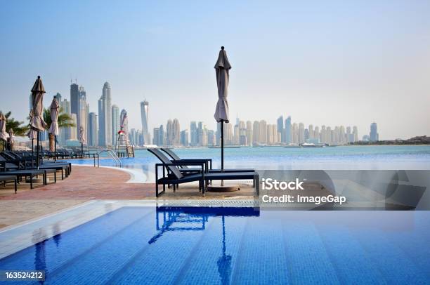 Piscina De Lujo Foto de stock y más banco de imágenes de Dubái - Dubái, Hotel, Lujo