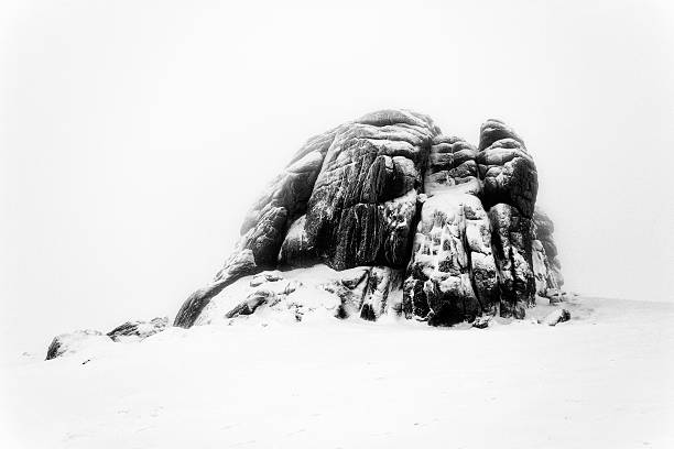 haytor na neve - dartmoor haytor rocks rock outcrop imagens e fotografias de stock