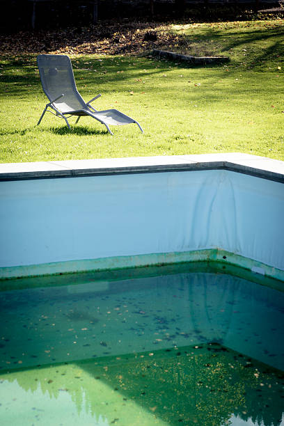 fora de temporada na piscina - lenk im simmental - fotografias e filmes do acervo