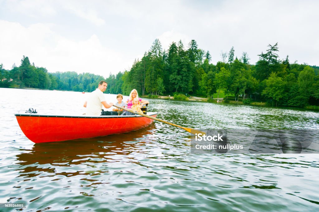 Família apreciando a viagem de barco - Foto de stock de Canoagem royalty-free