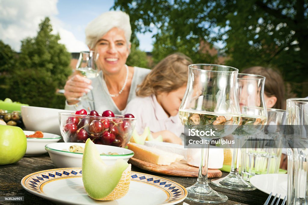 grandmom und ihren Enkelkindern haben ein Picknick - Lizenzfrei Großmutter Stock-Foto