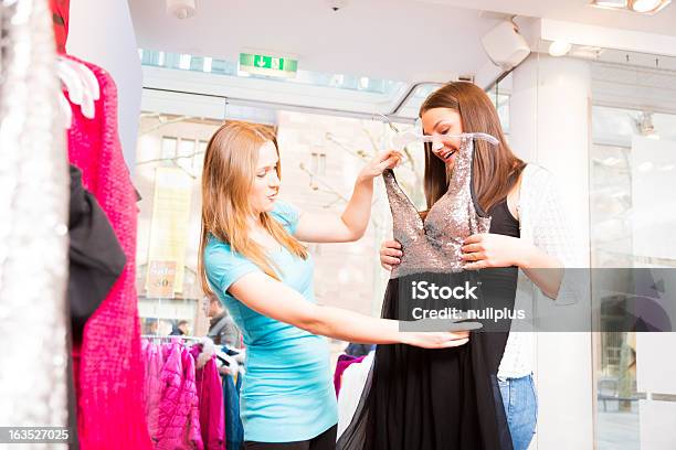 Venditore Di Parlare Con I Clienti In Negozio Di Moda - Fotografie stock e altre immagini di Abbigliamento