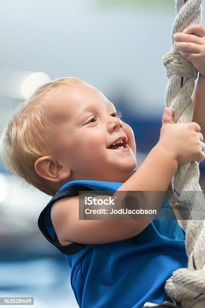 Criança Pequena Exercitar No Equipamento De Reprodução - Fotografias de stock e mais imagens de Corda