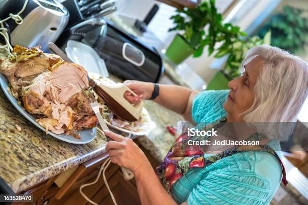 Mom 깎아서 휴일 하띤 어머니에 대한 스톡 사진 및 기타 이미지 - 어머니, 완성, 전기 칼