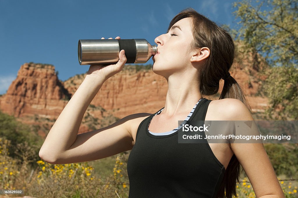 Fit Frau mit Flasche Wasser - Lizenzfrei Wasserflasche Stock-Foto