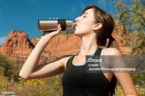 Fit Frau Mit Flasche Wasser Stockfoto und mehr Bilder von Wasserflasche - Wasserflasche, Stahl, Trinken