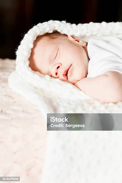 아기가 신생아 0-11 개월에 대한 스톡 사진 및 기타 이미지 - 0-11 개월, 갈색 머리, 고요한 장면