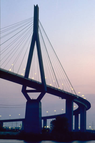 köhlbrand bridge, hamburg, germany, europe - konstruktion imagens e fotografias de stock