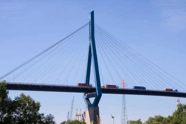 köhlbrand bridge, hamburg, germany, europe - konstruktion imagens e fotografias de stock