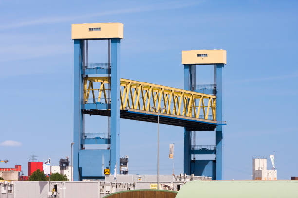 kattwyk bridge, puente de celosía o puente elevador vertical sobre el río suederelbe, moorburg, hamburgo, hamburgo, alemania, europa - fahrspur fotografías e imágenes de stock